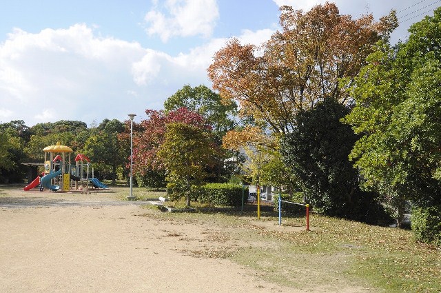 【上落合２丁目ビルの公園】