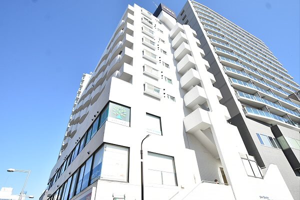 調布市布田のマンションの建物外観