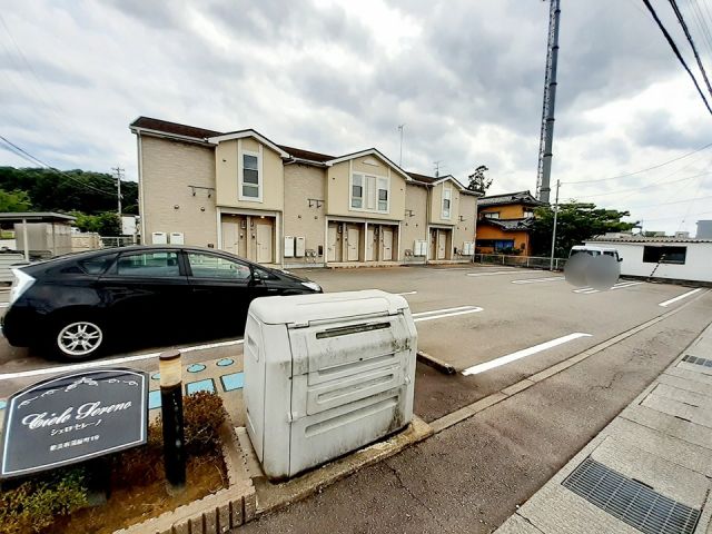 【能美市湯屋町のアパートの駐車場】