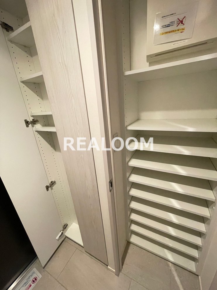 玄関　写真と現況が異なる場合は現況を優先いたします。