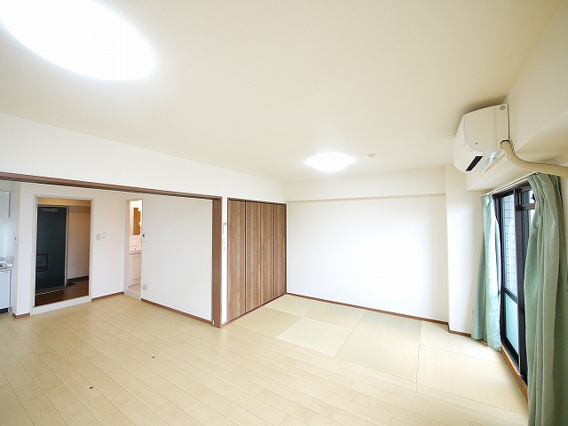 居室・リビング　こちらのリビングで趣味の時間をお楽しみください