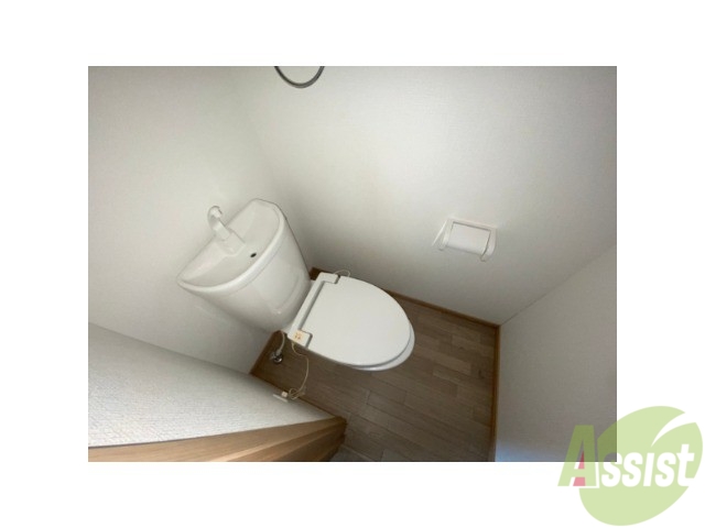 トイレ　こちらウォシュレット付きのトイレになります。