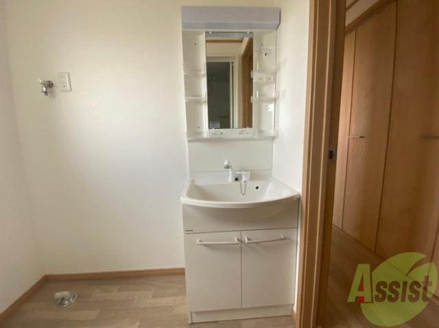 洗面設備　独立洗面台になります。忙しい時間の準備もバッチリですね。