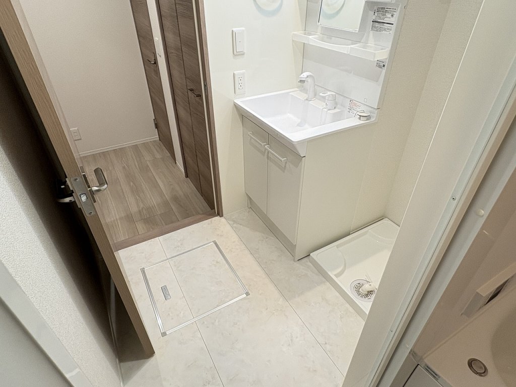 洗面設備　扉付き脱衣所　洗髪洗面化粧台・室内洗濯機置場