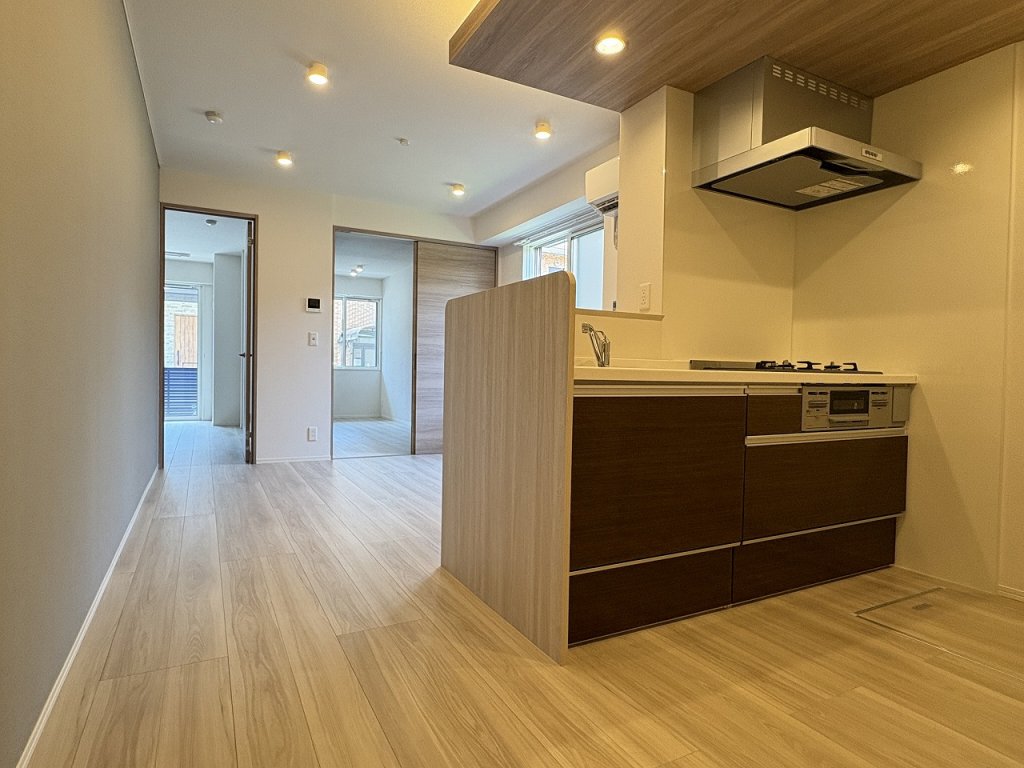 居室・リビング　開口のある明るいリビング　ダウンライト各所