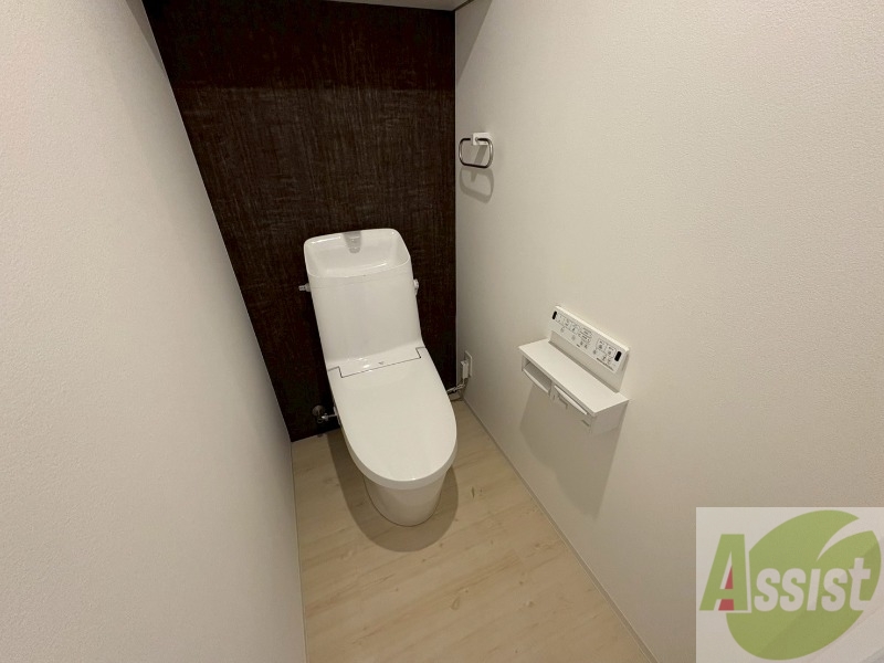 トイレ　広々お使いいただけるお手洗いになっています。