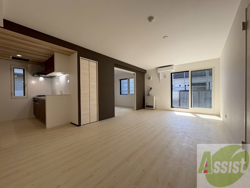 居室・リビング　アクセントクロスがお洒落なお部屋になっています！