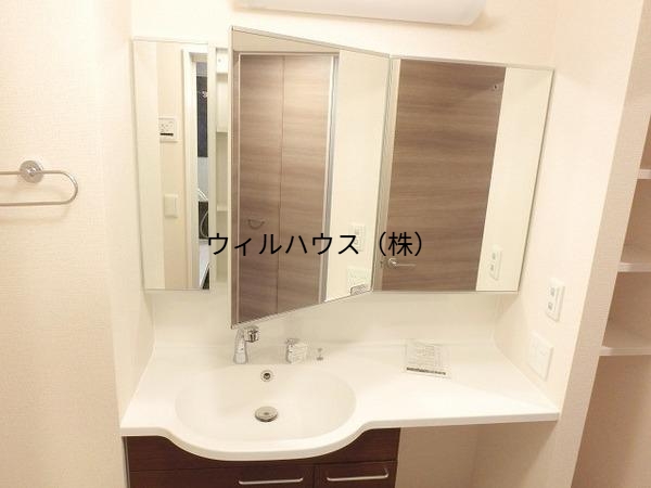 洗面設備　大きな鏡のシャンプードレッサー！