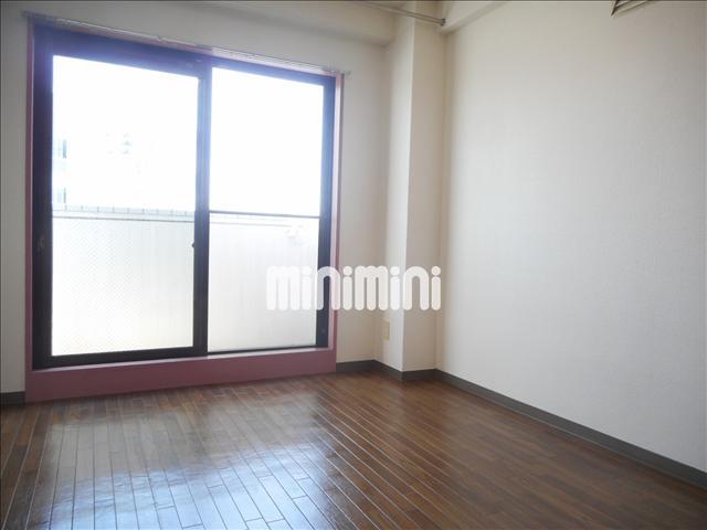 居室・リビング　大きな窓で日が差し込みますね。