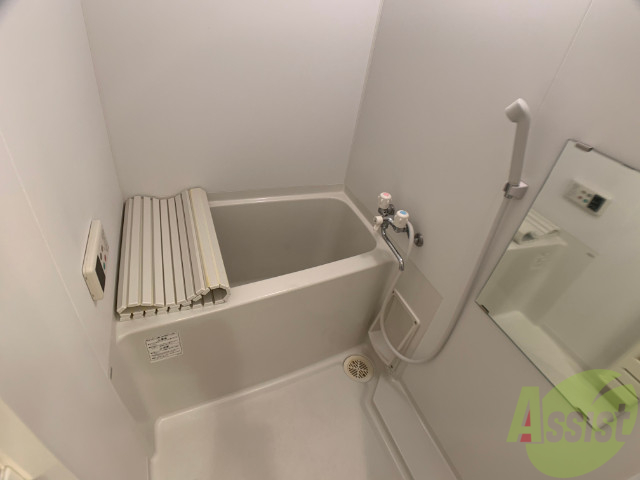 バス・シャワールーム　バスルームは狭すぎず、シャワーも浴びやすそうです。