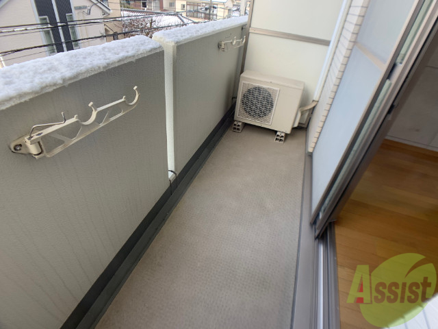 バルコニー　バルコニー。洗濯物がはかどりそうな広さがありますよ。