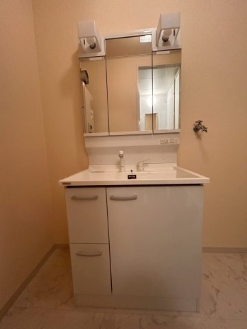 洗面設備　スペースが確保できる洗面所です