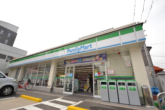 コンビニ　ファミリーマート吉島町店（コンビニ）まで671m