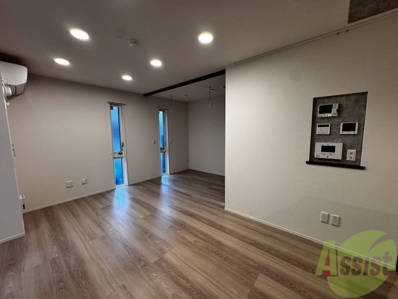 居室・リビング　こちらはリビングです。日差しが差し込んでいて明るいです。