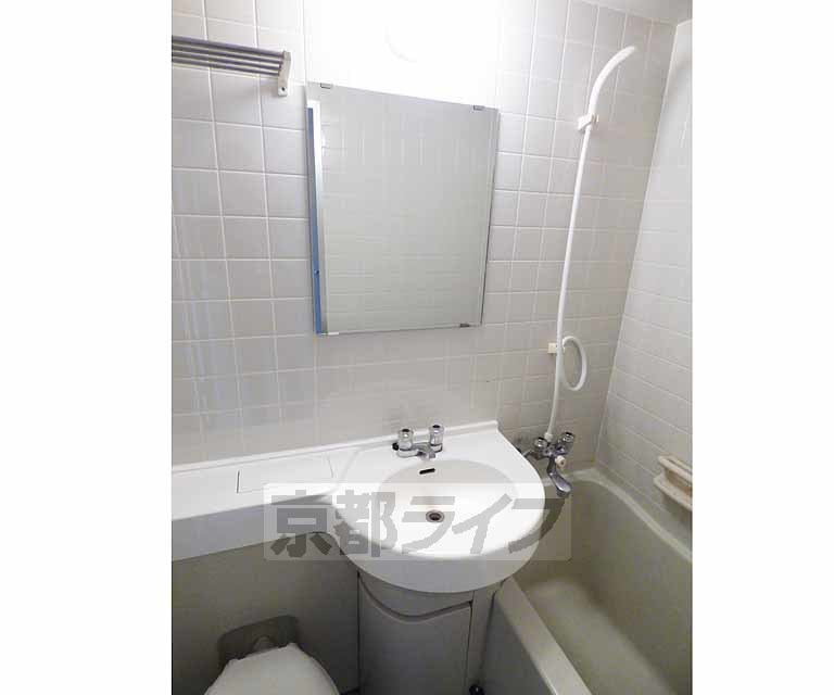 洗面設備　鏡つきです。