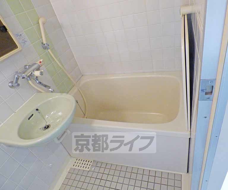 バス・シャワールーム　清潔感のあるお風呂です。