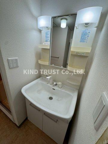 洗面設備　ゆったりとスペースのある洗面所