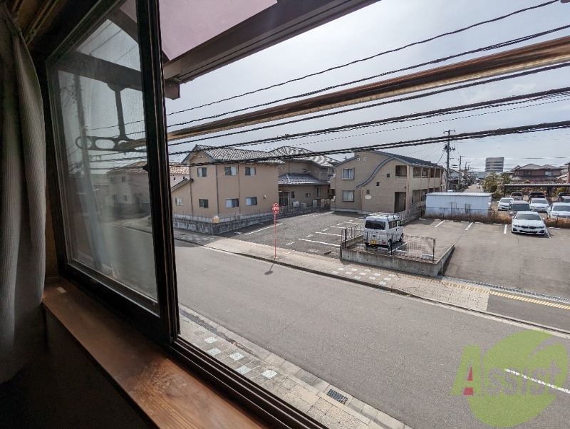 バルコニー　バルコニーはありませんが洗濯物は干せるようになっております。