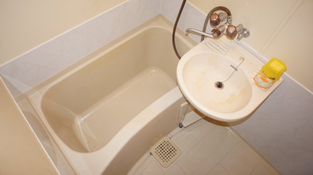 バス・シャワールーム　洗面台のついた清潔な浴室です。