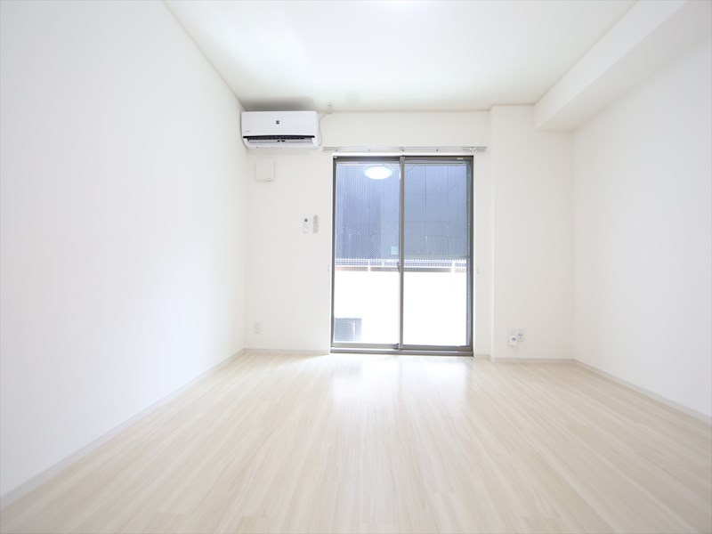 バルコニー　洋室8.3帖　エアコン完備　クローゼット付　バルコニー