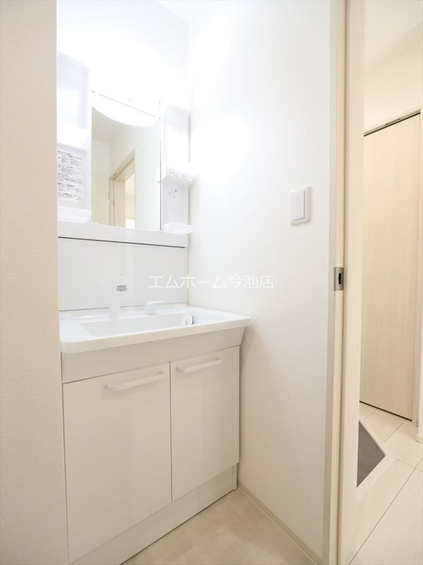 洗面設備　脱衣所　独立洗面台（シャンプードレッサー付）室内洗濯機置き場