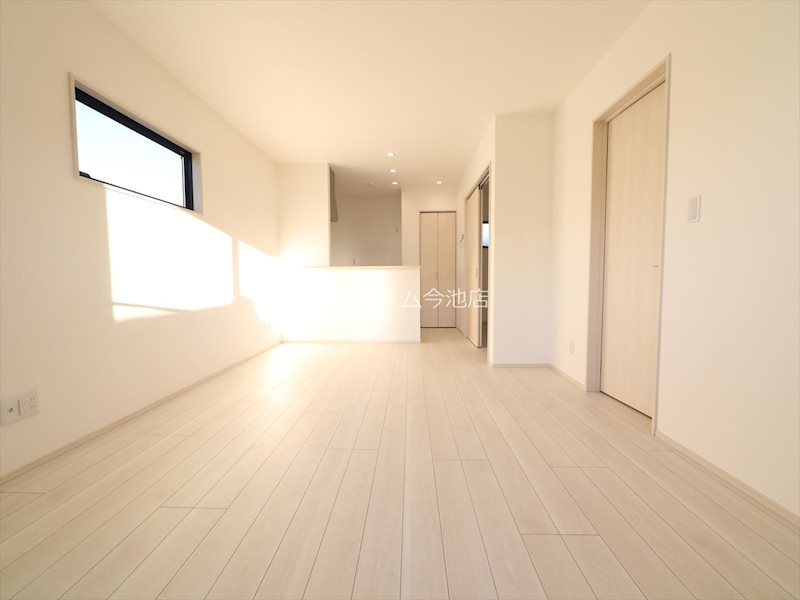 居室・リビング　LDK10.5帖　エアコン付　バルコニーに面しています