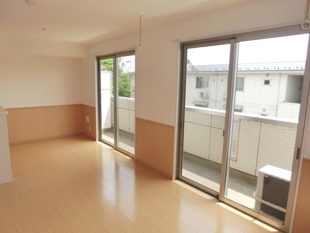 居室・リビング　フローリング張りで明るいＬＤＫです。