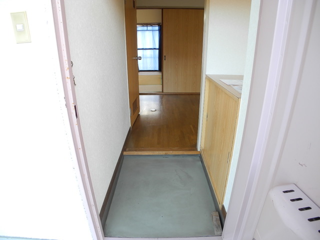 玄関　※202号室の写真になります