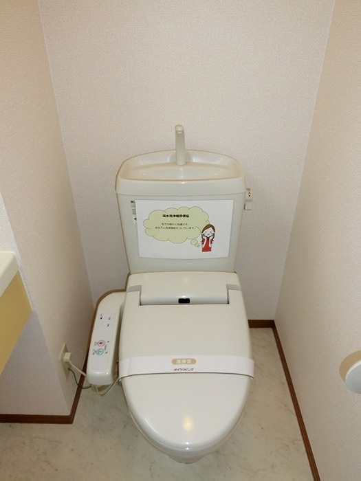 トイレ　温水洗浄便座です。