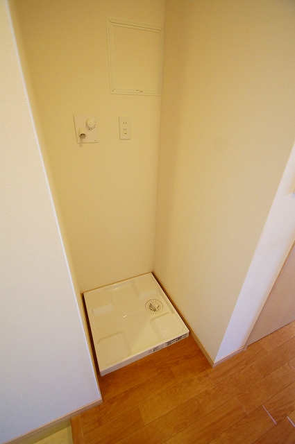 その他設備　防水パン付きの洗濯機置場です。