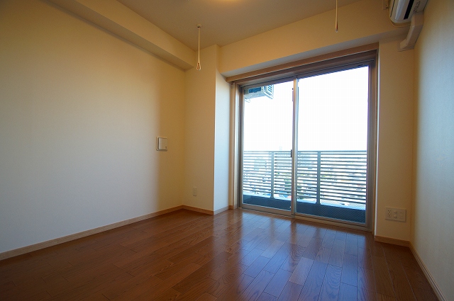 居室・リビング　落ち着いた色合いの床材を使用した居住空間です。