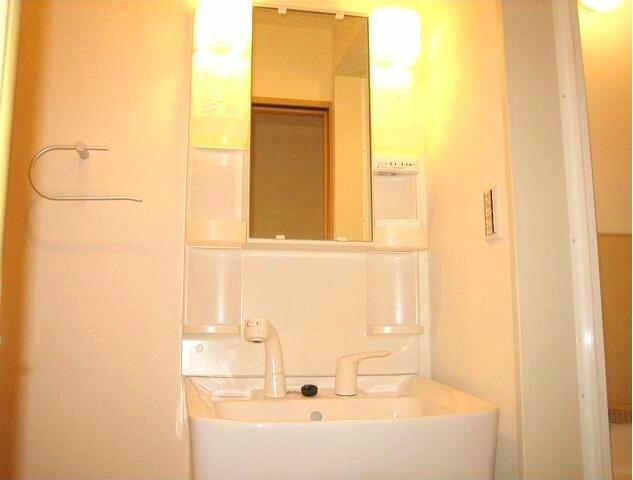 洗面設備　シャワー付き洗面台で、忙しい…?