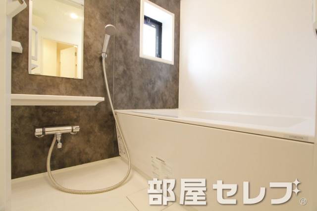 バス・シャワールーム　窓がある浴室で換気も楽々です。