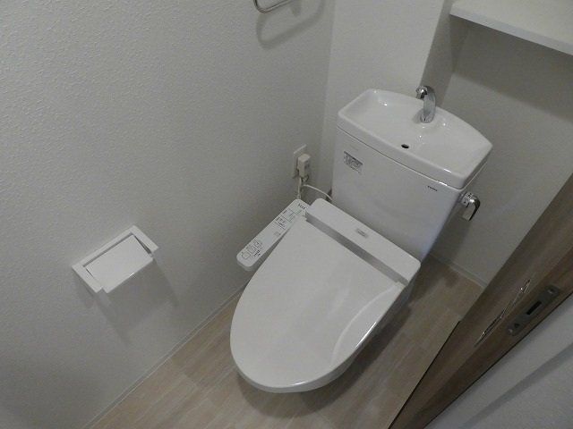 トイレ　温水洗浄便座付きのトイレです。