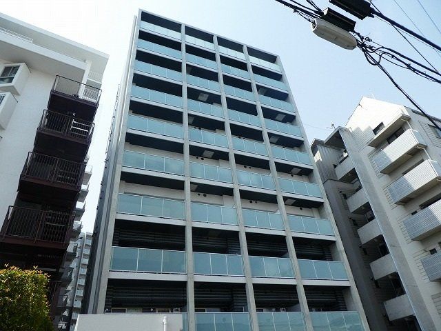 建物外観　RC造の重厚な建物で10階建てです。