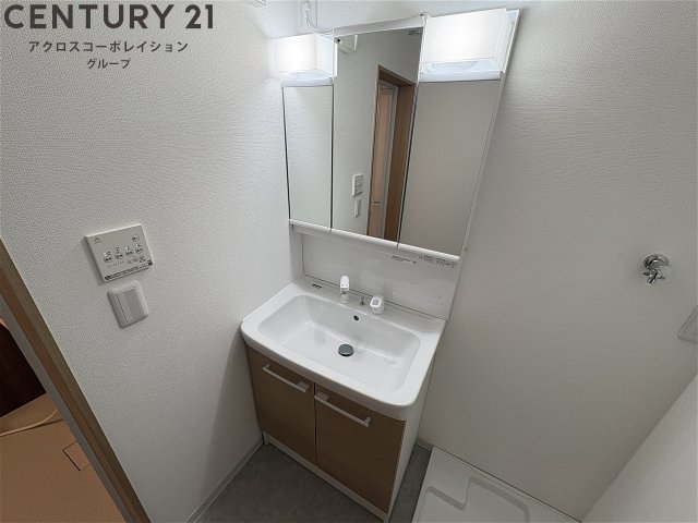 洗面設備　鏡の大きな独立洗面台です♪