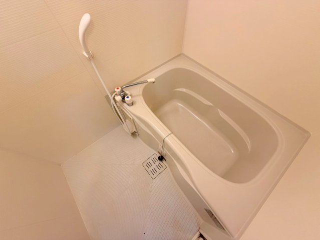 バス・シャワールーム　広めのお風呂は一日の疲れを癒してくれます。