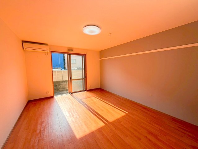 居室・リビング　明るく広々としたリビングです。