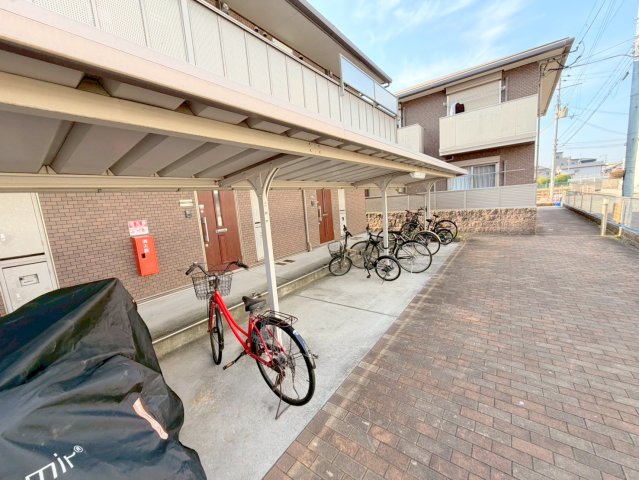 駐車場　敷地内には入居者専用の駐輪スペースもあります。