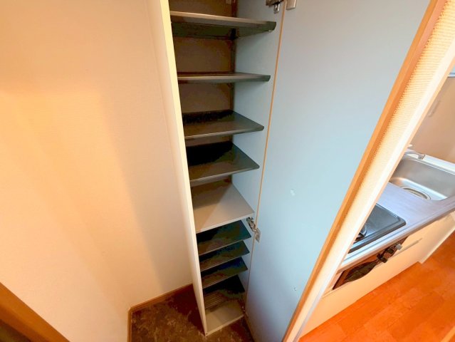 収納　玄関にはコンパクトなシューズボックスもあります。