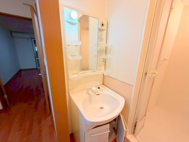 洗面設備　身支度が出来る独立洗面台です。