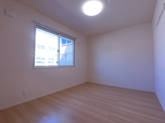 その他　6.1帖洋室、奥行きのあるウォークインクローゼットあります