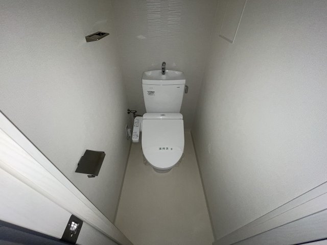 トイレ　落ち着いた色調のトイレです