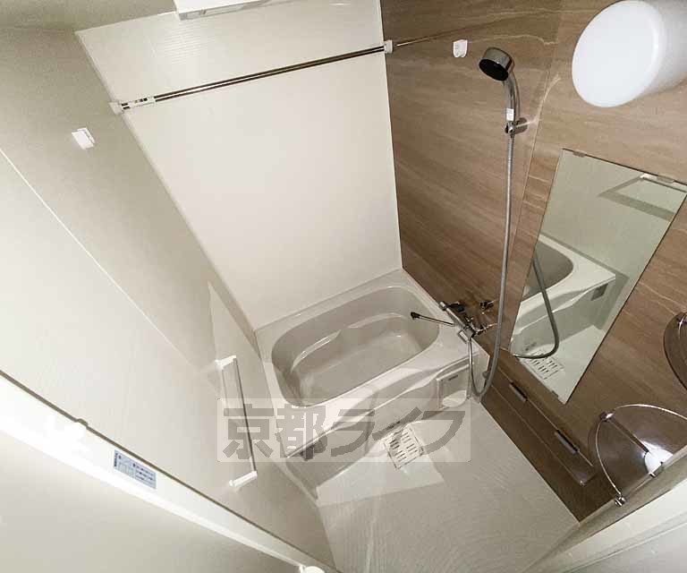 バス・シャワールーム　鏡のある便利なお風呂