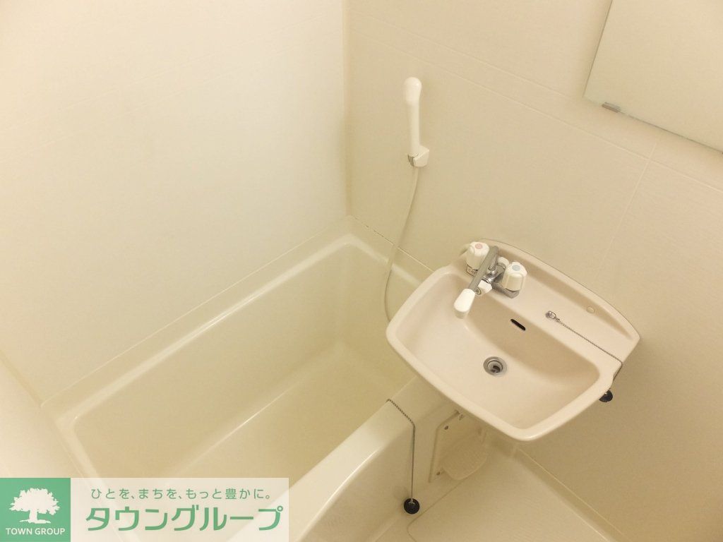 バス・シャワールーム　白を基調としたシンプルな浴室です。