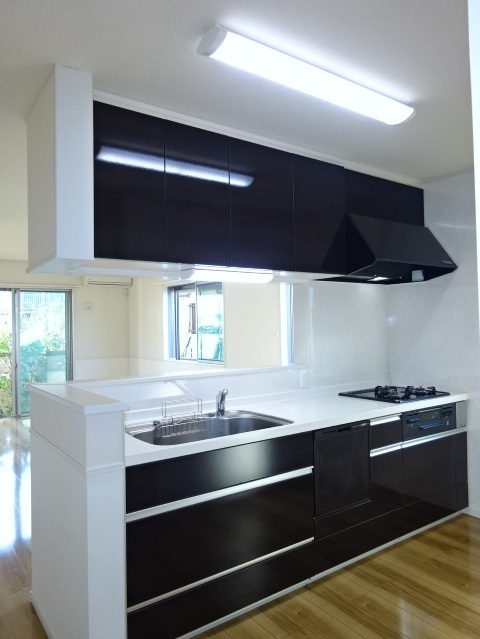 キッチン　食洗器付のシステムキッチン（3口ガスコンロ）