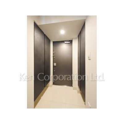 玄関　同タイプ7階のお部屋を撮影。仕様が異なることがあります。