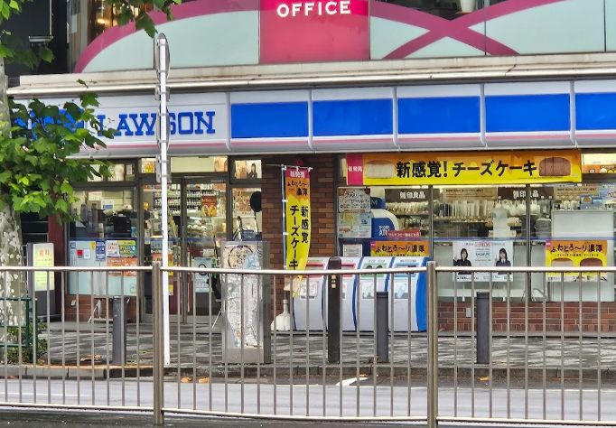 コンビニ　ローソン岩本町三丁目店（コンビニ）まで124m
