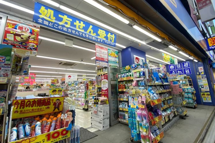 ドラックストア　マツモトキヨシ岩本町駅前店（ドラッグストア）まで390m