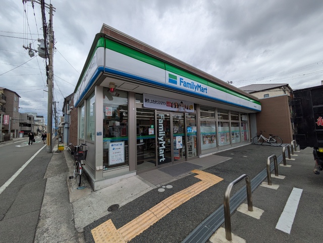 コンビニ　ファミリーマート　長田久保町店（コンビニ）まで302m